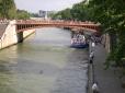  touristes s'apprêtant à embarquer sur un bateau mouche
